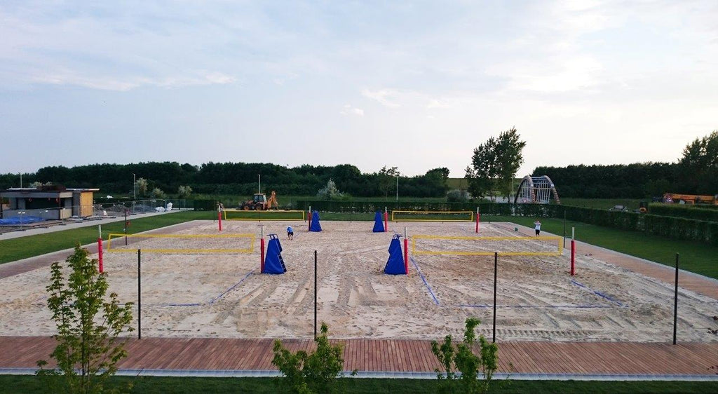 Impianto Beach Volley Professionale - Pali Ø102mm Tropicalizzati - Tendirete - Basamento Acciaio e Legno