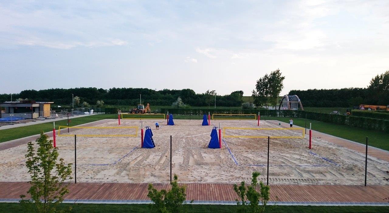 Impianto Beach Volley Professionale - Pali Ø102mm Tropicalizzati - Tendirete - Basamento Acciaio e Legno