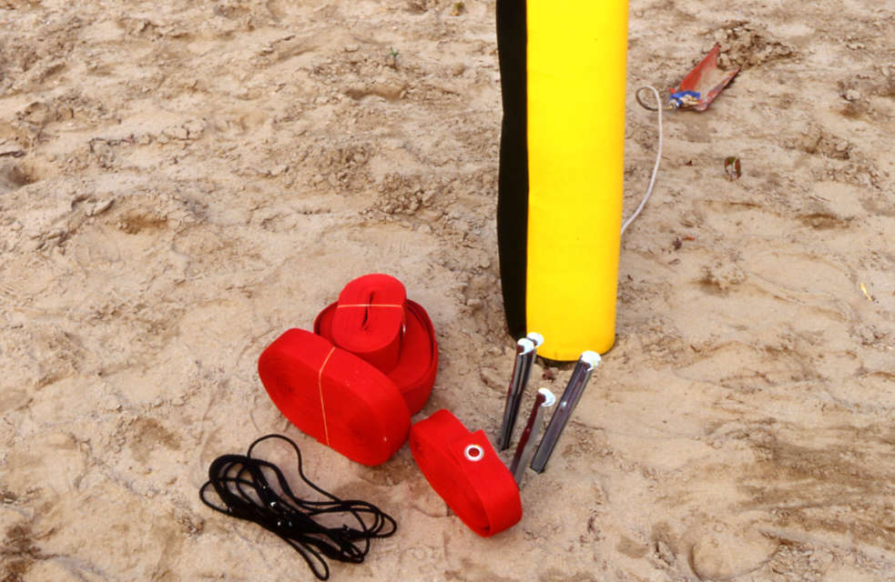 Kit Nastro Segnacampo Campo Beach Volley - Nastri 50mm con Occhielli, Elastici e Picchetti in Acciaio