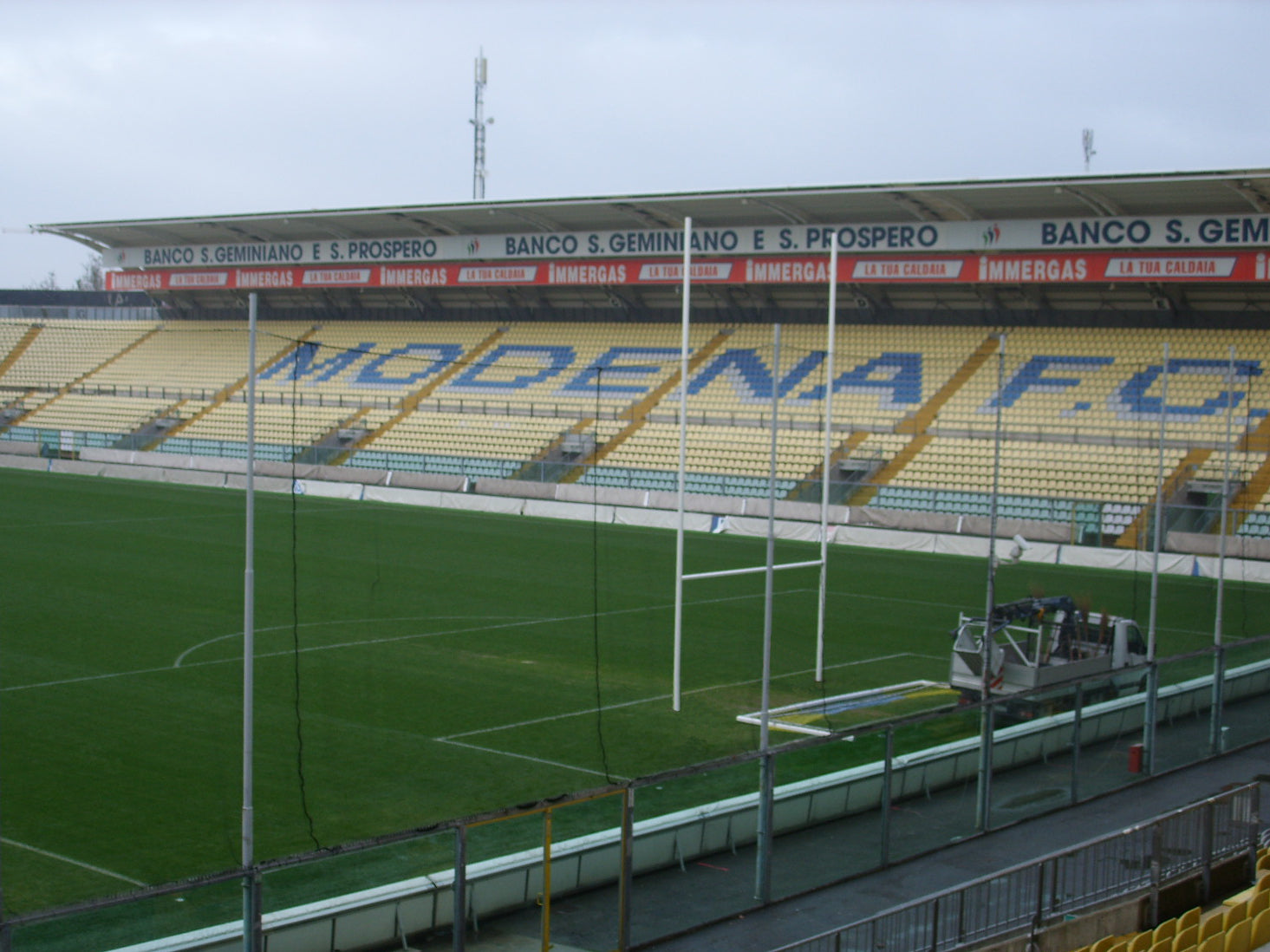 Coppia Pali da Rugby in Alluminio Lega 6005 – Altezza 15m, Profilo Ovale 100x120mm